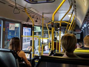 Bus von innen mit Menschen die sitzen 